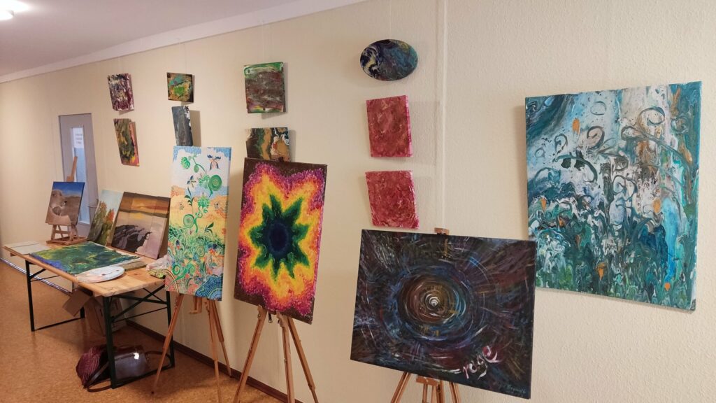 Besucher und Aussteller beim KreativMarkt im Dorfgemeinschaftshaus Wildberg
